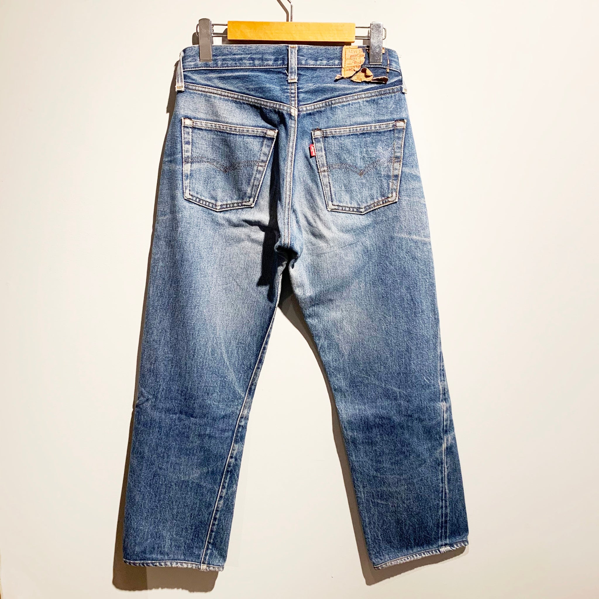 Levi's/501/赤耳 ﾃﾞﾆﾑﾊﾟﾝﾂ/ﾎﾞﾀﾝ裏524/size W28 – ReSacca